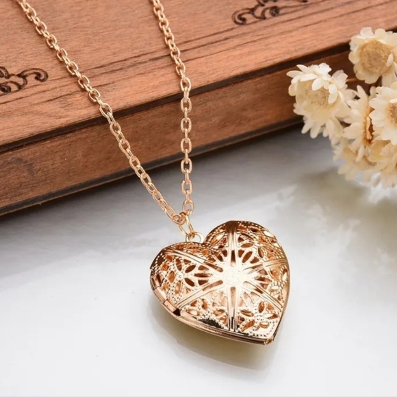 🦋 Creative Locket Heart Pendant Necklace in Gold Tone - Picture 1 of 5